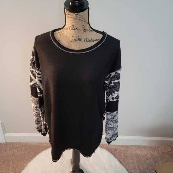Mystree Sweaters - Mystree black and white lightweight sweater